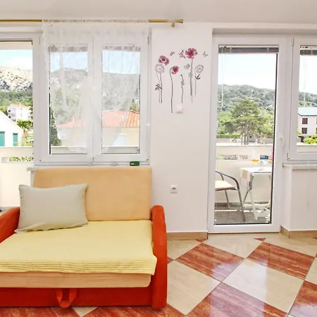 Modern Eingerichtete Ideal Fuer Junge Paaren Im Zentrum Von By Interhome Apartament