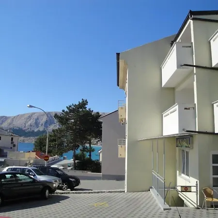 Modern Eingerichtete Ideal Fuer Junge Paaren Im Zentrum Von By Interhome Apartament *