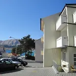 Modern Eingerichtete Ideal Fuer Junge Paaren Im Zentrum Von By Interhome Lejlighed *
