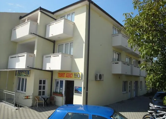 Modern Eingerichtete Ideal Fuer Junge Paaren Im Zentrum Von By Interhome Apartament